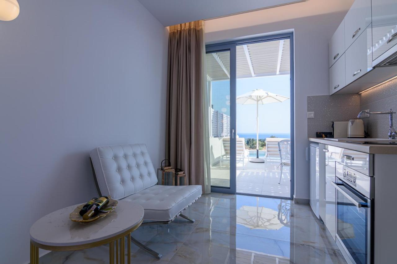 Dionisos Suites Lixouri Exteriör bild